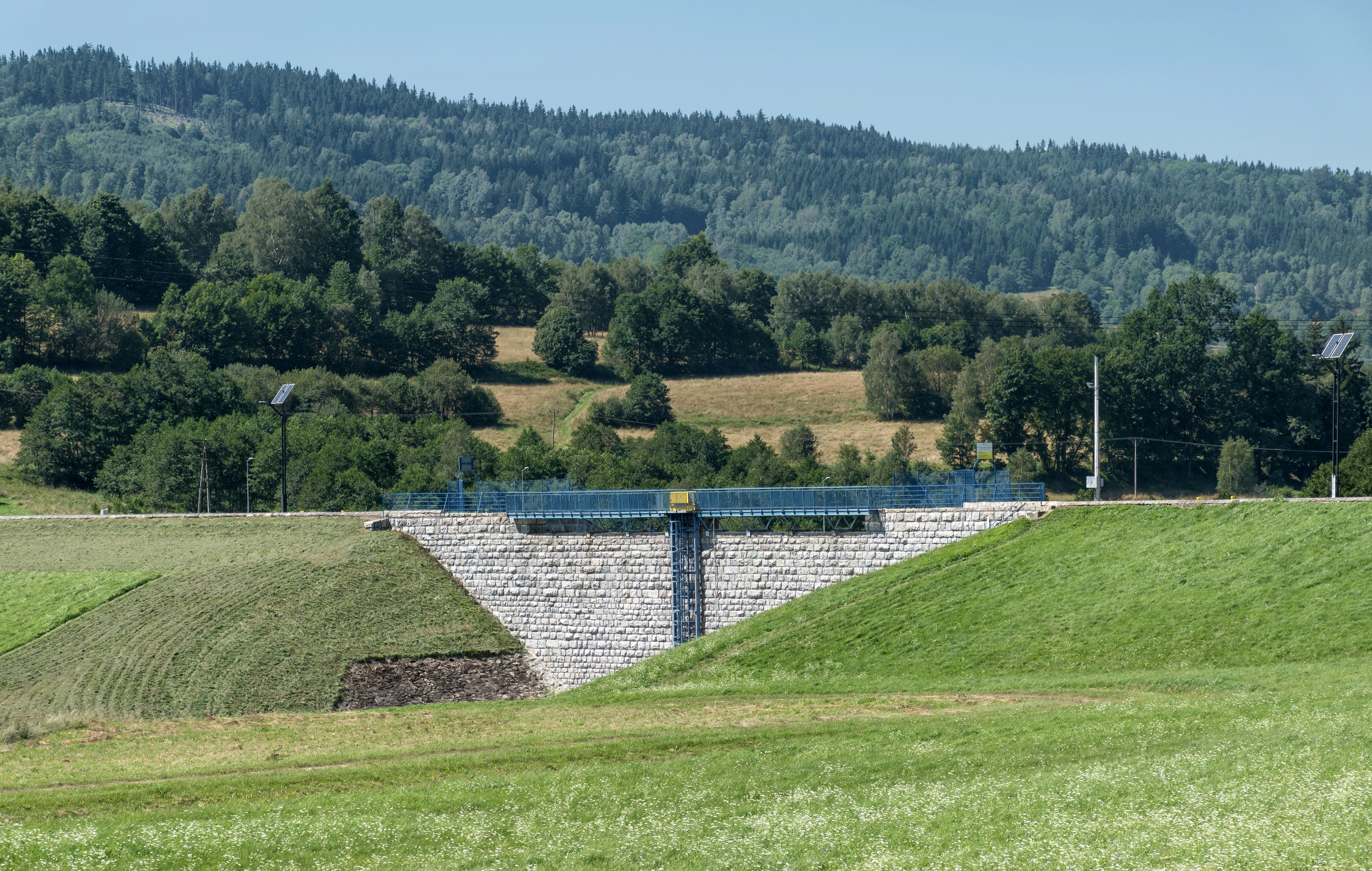 Zapora suchego zbiornika przeciwpowodziowego Morawka