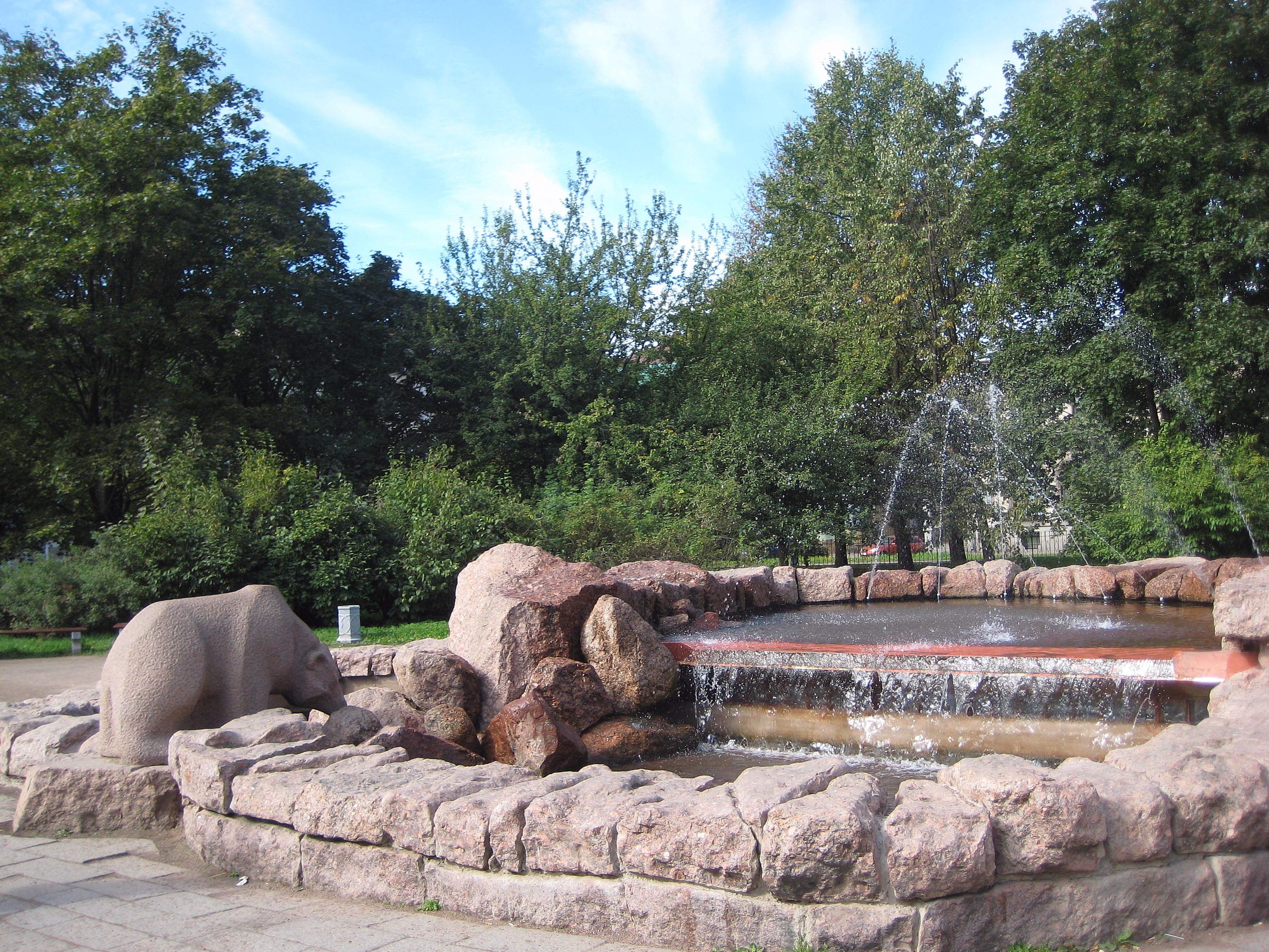 Фонтан с медведем