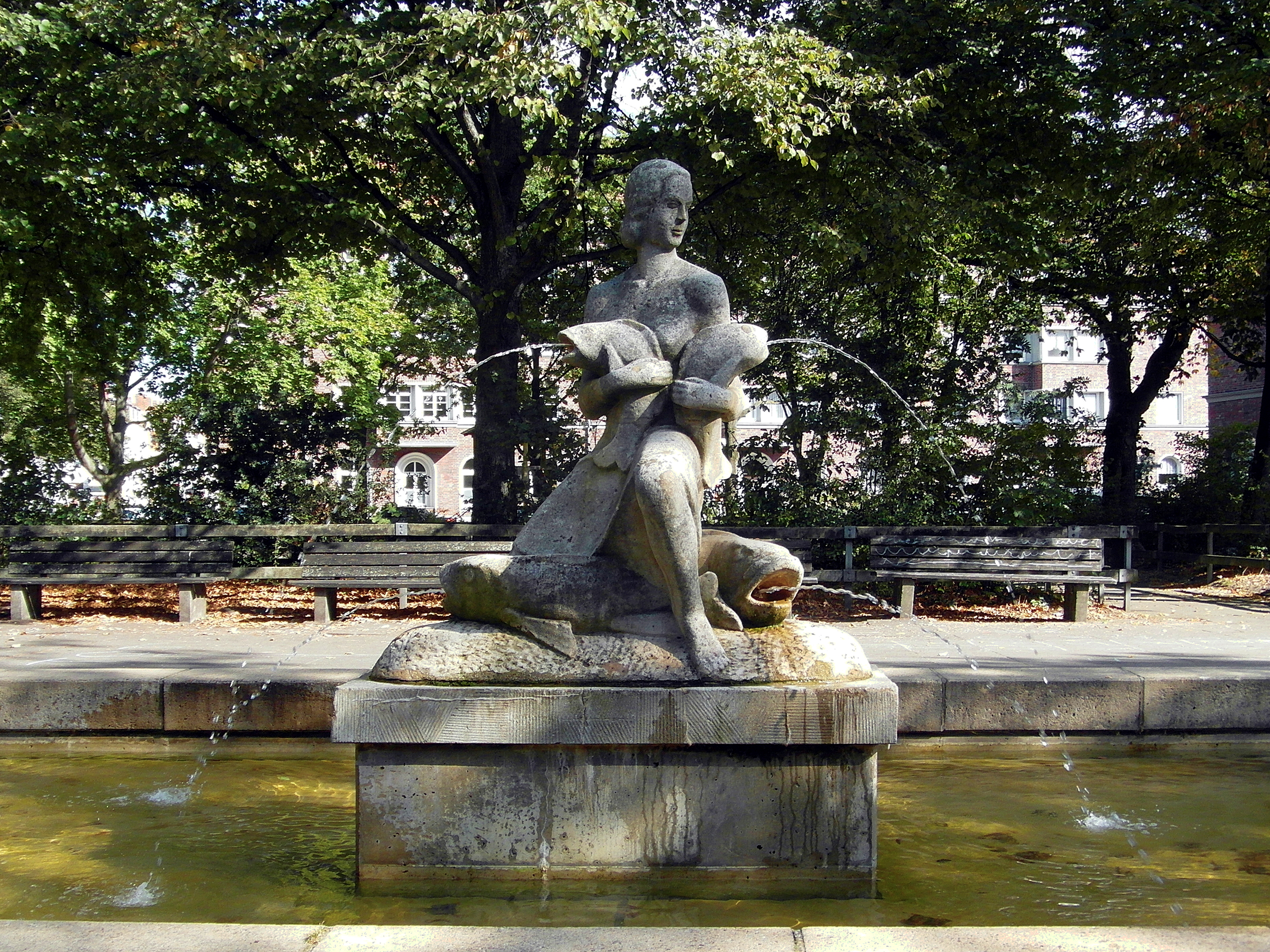 Mädchen mit Fischen