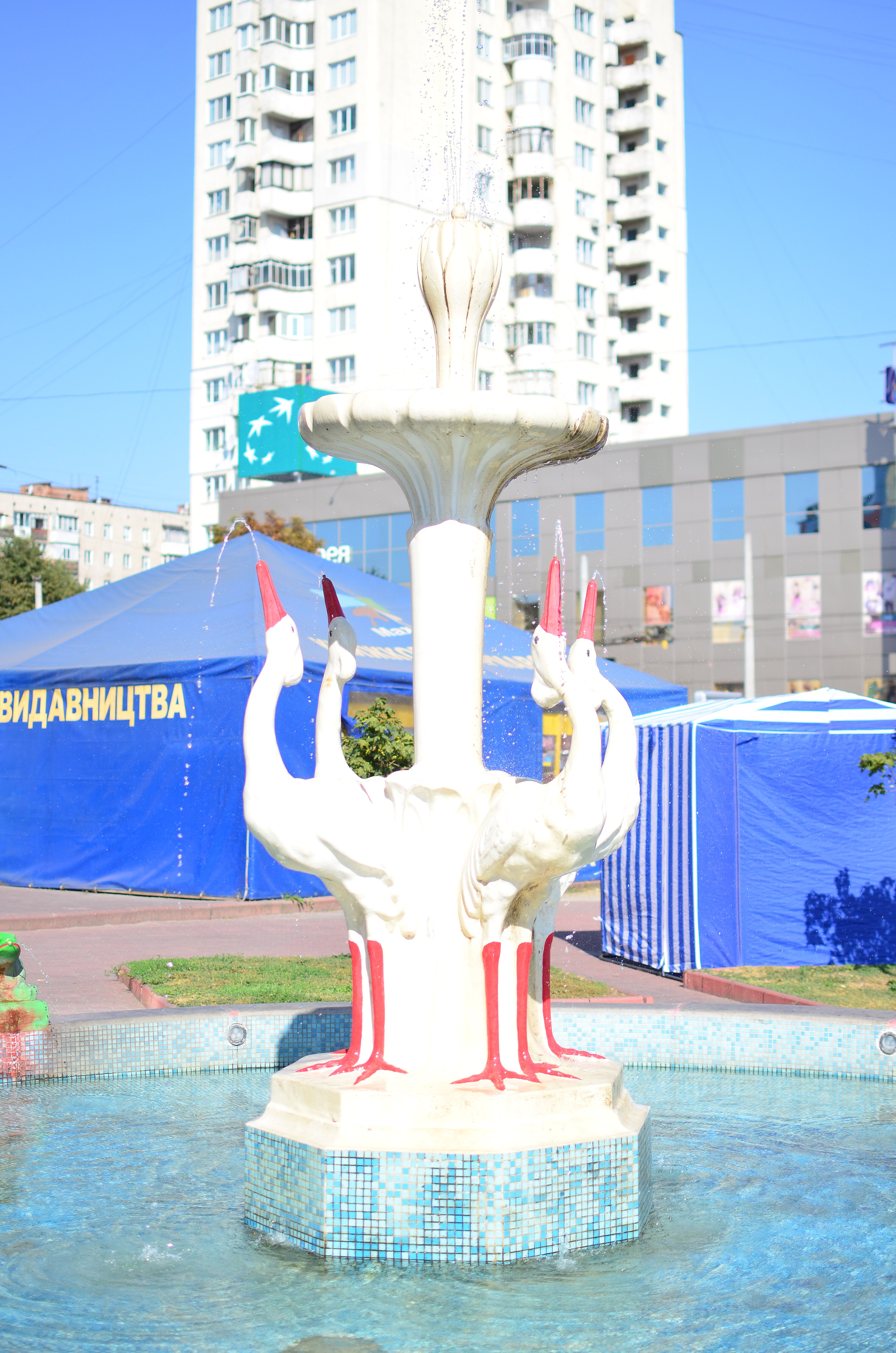 Фонтан з лелеками та жабками