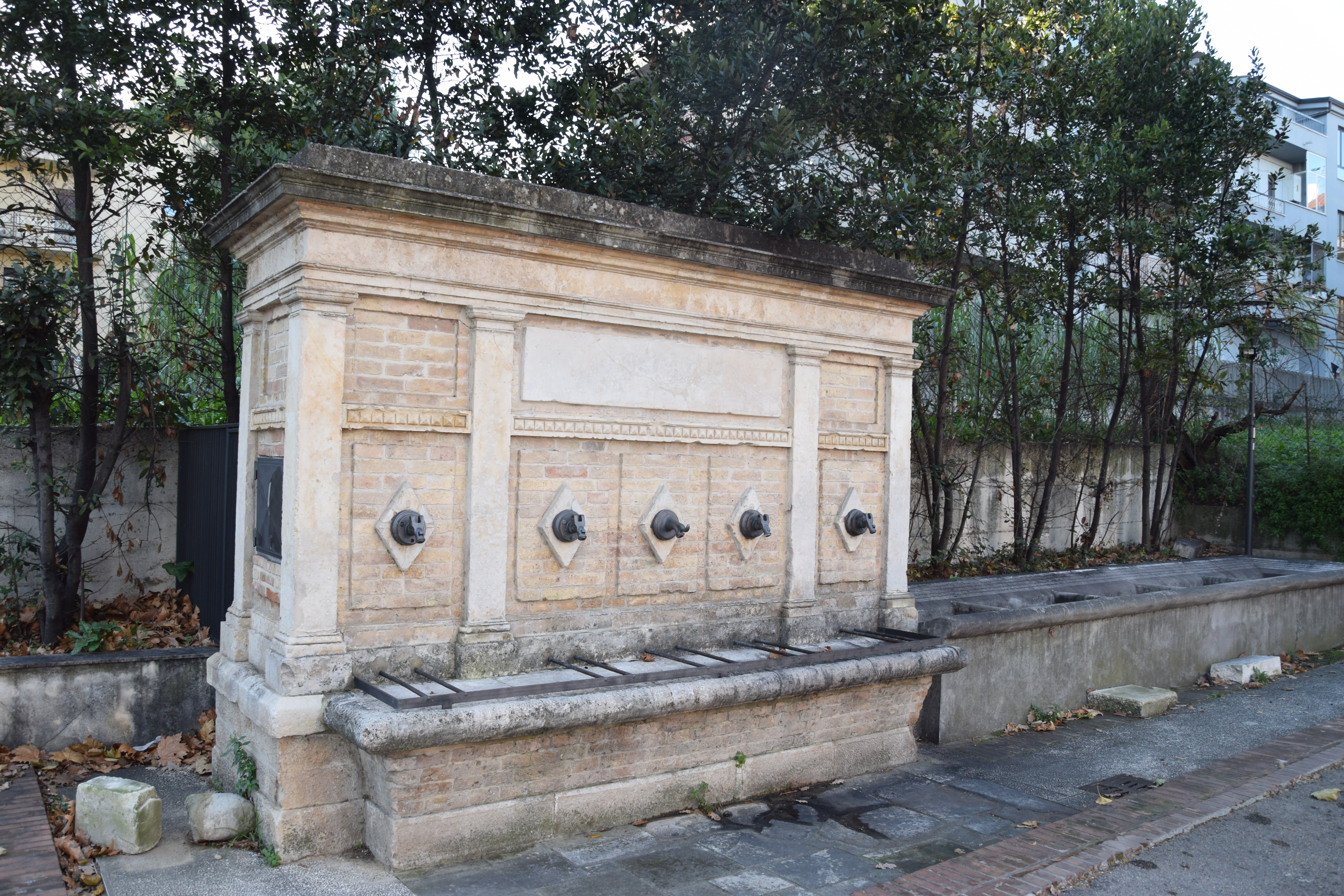 Fontana delle cinque cannelle