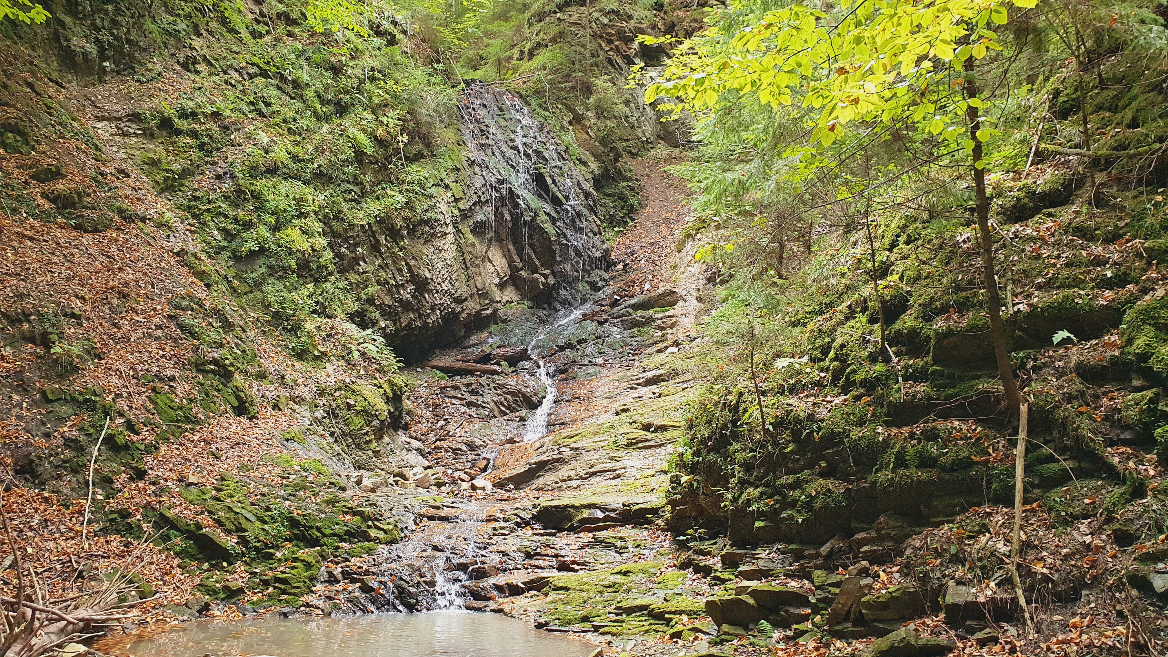 Водоспади Довбуш і Дзвінка