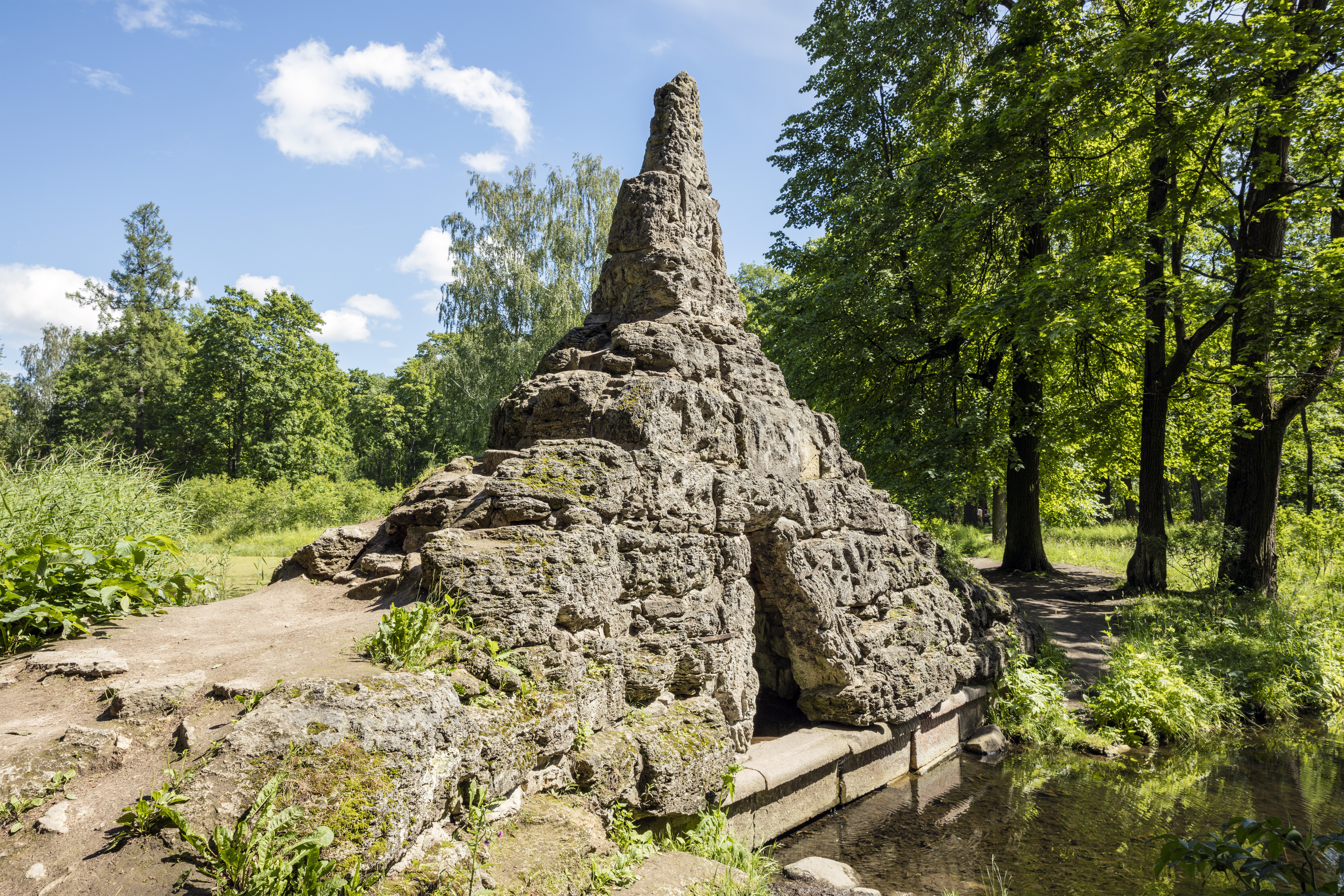 Плотина-каскад с туфовым гротом